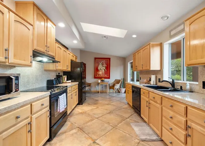 Holiday home 3 Bdrm Next To Trails With Hot Tub *