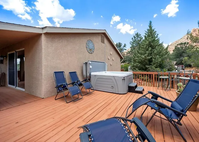 3 Bdrm Next To Trails With Hot Tub Holiday home *