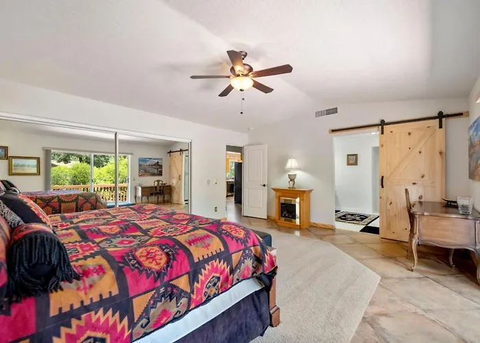Holiday home 3 Bdrm Next To Trails With Hot Tub