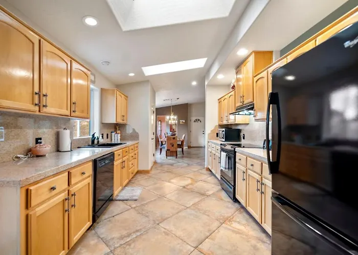 3 Bdrm Next To Trails With Hot Tub Holiday home *