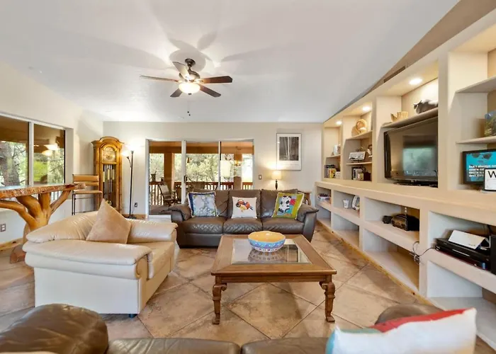 3 Bdrm Next To Trails With Hot Tub Holiday home