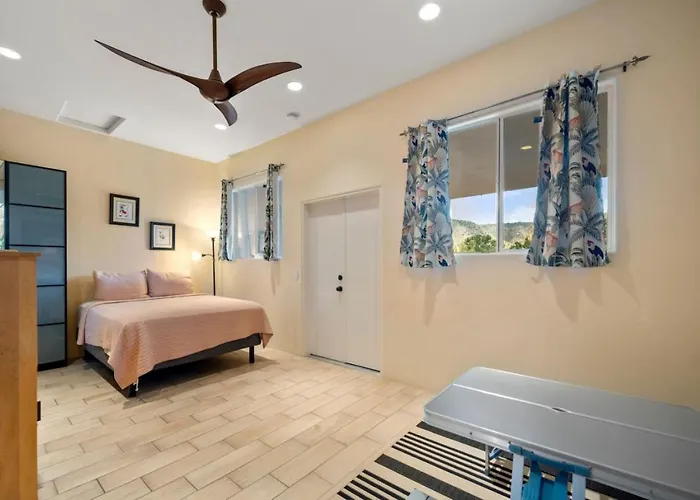 3 Bdrm Next To Trails With Hot Tub Holiday home *