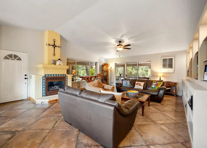 Holiday home 3 Bdrm Next To Trails With Hot Tub *