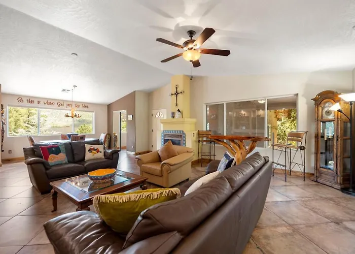 3 Bdrm Next To Trails With Hot Tub