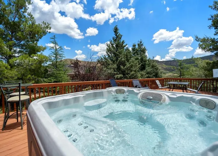 3 Bdrm Next To Trails With Hot Tub